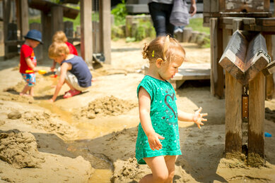 Beim Spielen in der  Sandbaustelle | © René van Bakel