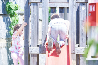 Kinder am Spielplatz des Bio-Gasthauses Leibspeis' | © SONNENTOR/@nudlholz.at