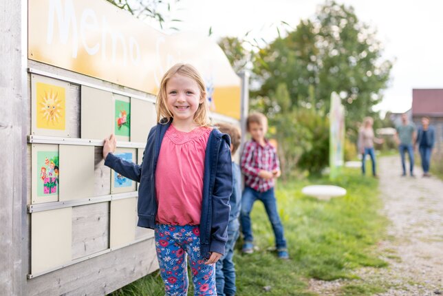 Kinder beim Memo spielen am Bio-Bengelchen Weg | © Waldviertel Tourismus, Studio Kerschbaum