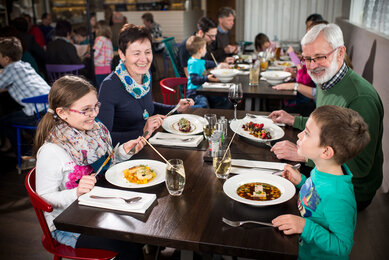 Großeltern und Enkelkinder essen in der Leibspeis' | © René van Bakel