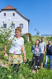 Sigrid Drage bei einer Führung über den Frei-Hof | © SONNENTOR/@nudlholz.at