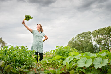 Frei-Hof Bäuerin Sigrid Drage im Permakultur-Garten | © SONNENTOR