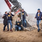 Das Bild zeigt Hannes, Edith, Manu, Gerhard und Klaus bei einer Baggerschaufel im Winter.  | © SONNENTOR