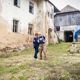 Da Foto zeigt Hannes und Edith Im Innenhof des gerade erworbenen Gebäudes für die Stadtlofts.  | © SONNENTOR