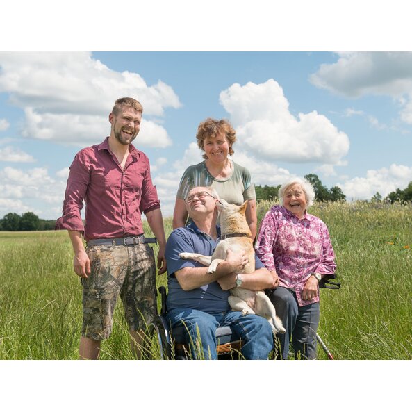 Der Tee wird direkt am Hof der Familie Zach in Handarbeit abgepackt.“ | © SONNENTOR