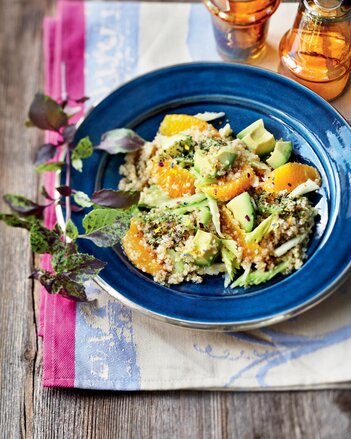 Auf dem Foto ist ein Orangen Avocado Salat auf einem blauen Teller angerichtet zu sehen. | © SONNENTOR