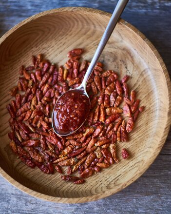 Auf dem Foto sind Chilischoten und Harissa zu sehen. | © SONNENTOR