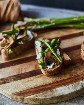 Auf dem Foto sind Spargel Crostini zu sehen. Darauf sind auch ein weißer Aufstrich und Champignons zu sehen. | © SONNENTOR