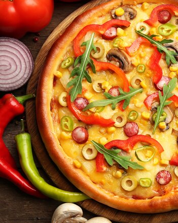 Foto von der bunten Bengelchen Pizza. Auf der Pizza sind Paprika, Rucola, Oliven, Pfefferoni und Champignons. | © SONNENTOR