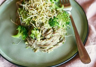 Auf dem Foto ist ein grüner Teller mit Pasta mit Sprossenpesto zu sehen. Auf er Pasta sind Sprossen und Brokkoli zu sehen. | © SONNENTOR