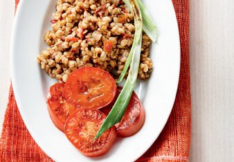 Auf dem Foto ist ein Teller mit Risotto zu sehen. Daneben sind Tomatenscheiben und Fenchel zu sehen. | © SONNENTOR