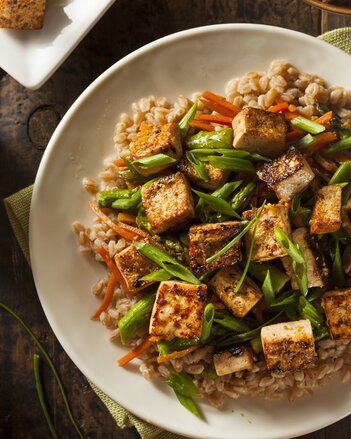 Auf dem Foto ist ein Teller mit der Gemüse-Tofu Pfanne mit Basmatireis zu sehen.  | © SONNENTOR