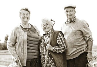 Black and white photo of three of the Sonnentor farmers. | © SONNENTOR