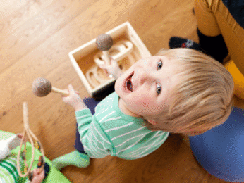 Auf dem Foto sieht man ein Kind beim Spielen im Sonnenscheinchen. | © SONNENTOR