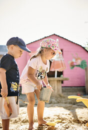 Auf dem Foto sieht man zwei Kinder im Sandkasten spielen. | © SONNENTOR