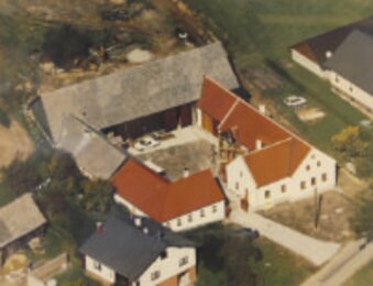 Auf dem Foto ist der Bauernhof des heutigen Standorts Sprögnitz im Jahr 1993 zu sehen, das neue Dach ist bereits fertig und der Misthaufen im Hof ist verschwunden.  | © SONNENTOR