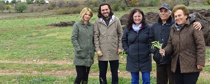 The photo shows several people in a field in Greece. | © SONNENTOR