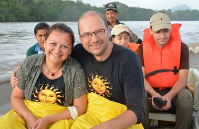 The photo shows Gerti and Gerhard on a boat. | © SONNENTOR