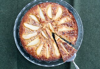 Auf dem Foto ist ein Birnenkuchen mit Kardamom zu sehen. Ein Stück liegt bereits auf dem Kuchenheber. | © SONNENTOR