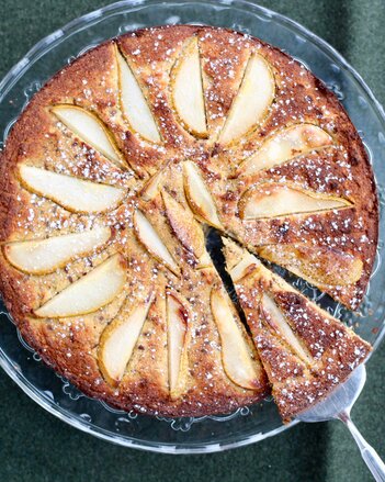 Auf dem Foto ist ein Birnenkuchen mit Kardamom zu sehen. Ein Stück liegt bereits auf dem Kuchenheber. | © SONNENTOR