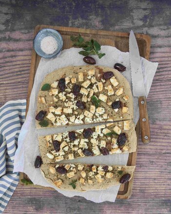 Foto vom glutenfreien Focaccia. Belegt mit Schafkäse und Oliven.  | © SONNENTOR