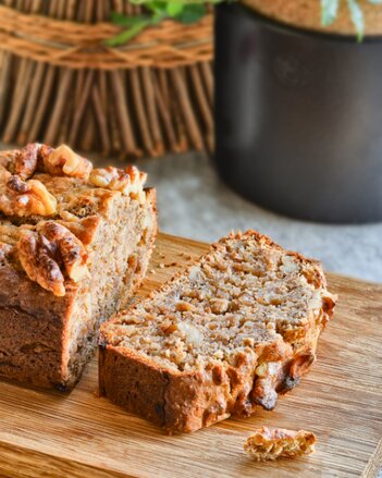 Auf dem Foto ist das Bananen Walnuss Brot auf einem Holzbrett zu sehen. | © SONNENTOR