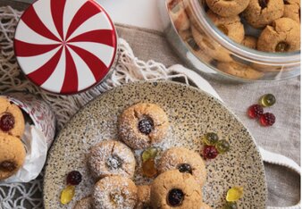 Auf dem Foto sind auf einem Teller Früchtchen Krapferl zu sehen. Daneben steht ein Gefäß, ebenfalls befüllt mit Früchtchen Krapferl. | © SONNENTOR