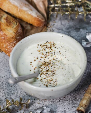 Auf dem Foto ist ein Schüsselchen mit Joghurt-Zitronenpfeffer-Dip zu sehen. | © SONNENTOR