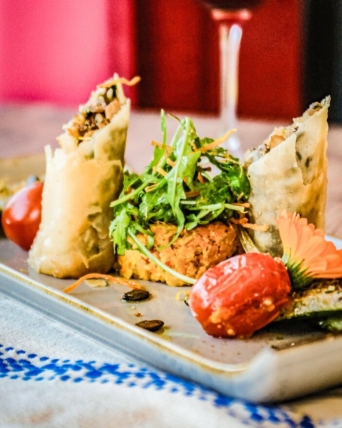 Gemüsetatar mit geschmorter Zucchini und Pilz-Bärlauchrolle Gemüsetatar mit geschmorter Zucchini und Pilz-Bärlauchrolle