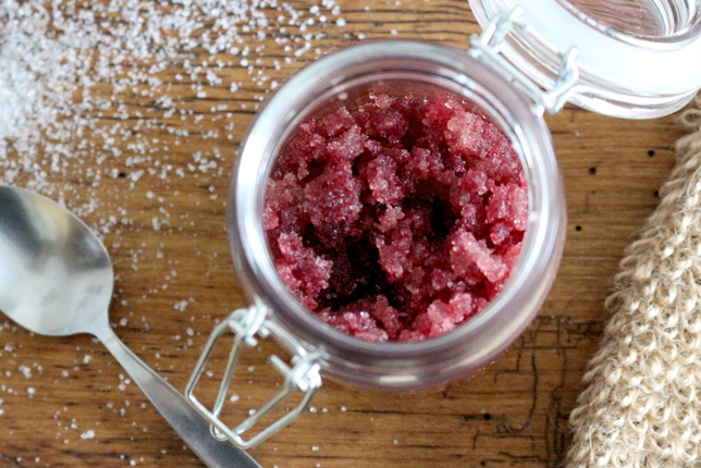 Auf dem Foto ist ein Glas mit rosa Zucker Peeling zu sehen. | © SONNENTOR