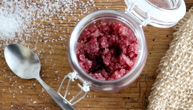 Zucker Peeling | © SONNENTOR Auf dem Foto sieht man das rosa Zucker Peeling. | © SONNENTOR