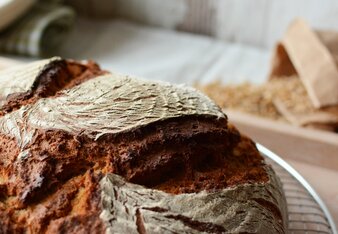 Auf dem Foto ist ein Laib Brot zu sehen.  | © SONNENTOR