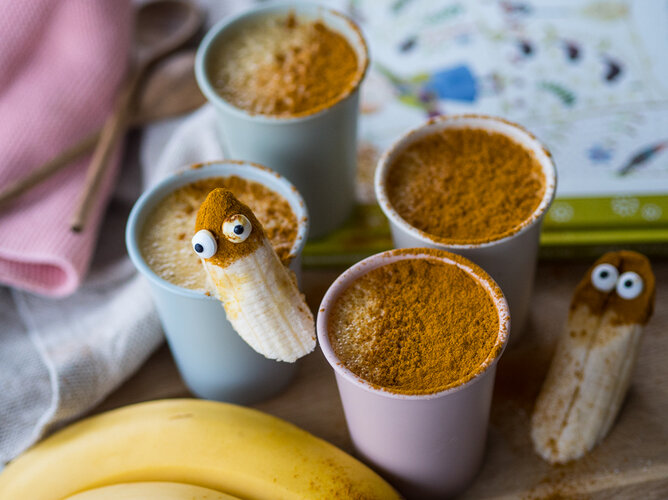 Auf dem Foto sind vier Tassen Früchte-Tee-Kompott zu sehen. Auf die Tassen sind Bananen mit Augen gesteckt. | © SONNENTOR