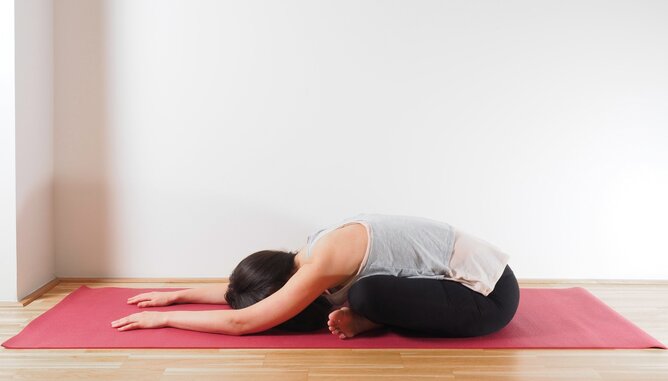 Foto einer Frau beim Yoga. Sie führt die einfache Vorbeuge aus. | © SONNENTOR