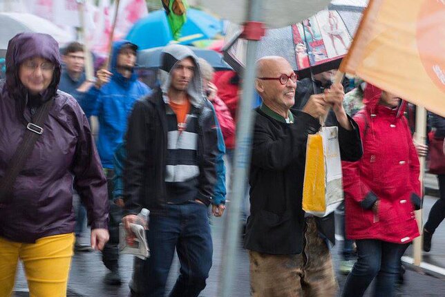 Auf dem Foto ist ein Protest gegen TTIP zu sehen. Darauf ist auch Johannes Gutmann zu sehen. | © SONNENTOR