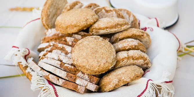 Auf dem Foto sieht man einen Korb gefüllt mit frischem Brot und Keksen. | © SONNENTOR